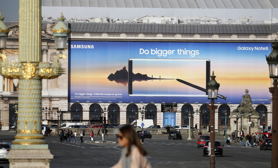 Advertising For Samsung Galaxy Note 8 Displayed At Concorde In Paris