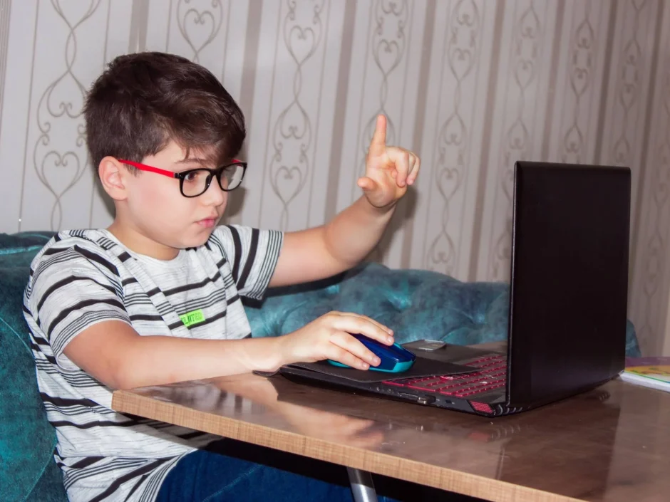 8 Year Old Kids Buys Gun From Dark Web