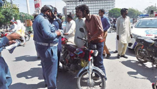 Lahore Traffic Police Granted Power To Handcuff Offenders For Violations